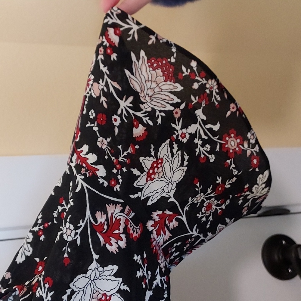 *Black w/ White & Red Floral w/ Lace Accent and Bell Sleeves Size L - Picture 2 of 12